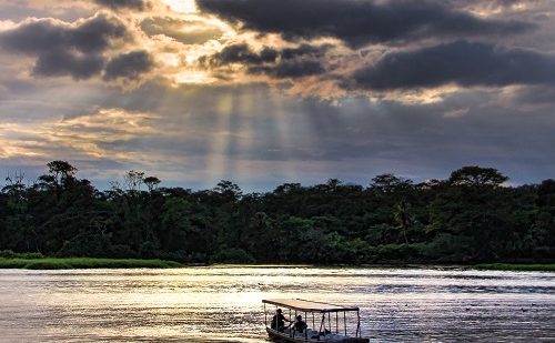 Barco Tortuguero viaje a Costa Rica